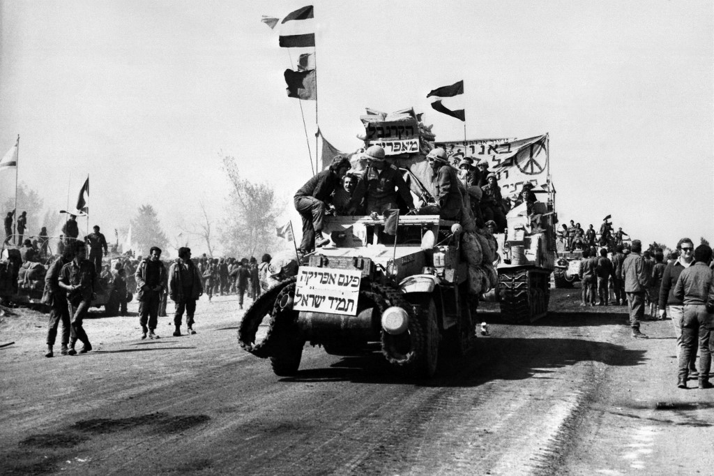  Israelis forces withdraw from positions west of the Suez Canal on March 1, 1974, after a disengagement agreement between Egypt and Israel at kilometre marker 101. (Photo: AFP)